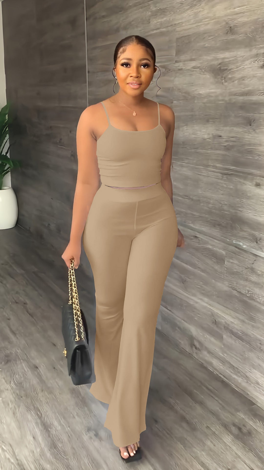 ملابس نسائية بنطلون جينز بلون سادة بقصة جرس وبنطلون جينز بتصميم بسيط