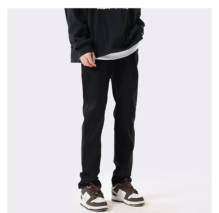 بنطلون جينز رجالي مستقيم بقصّة Slim-fit باللون الأسود
