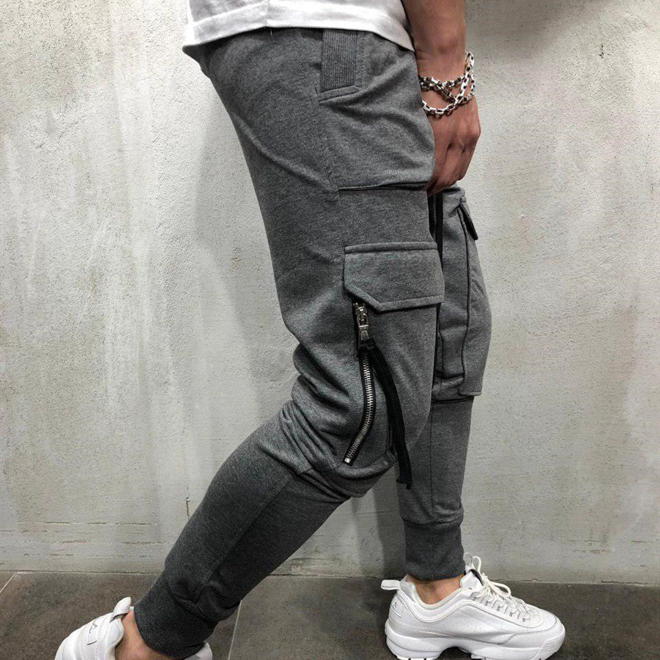 بنطال رياضي بقصّة Slim-fit مع جيوب بسحّاب