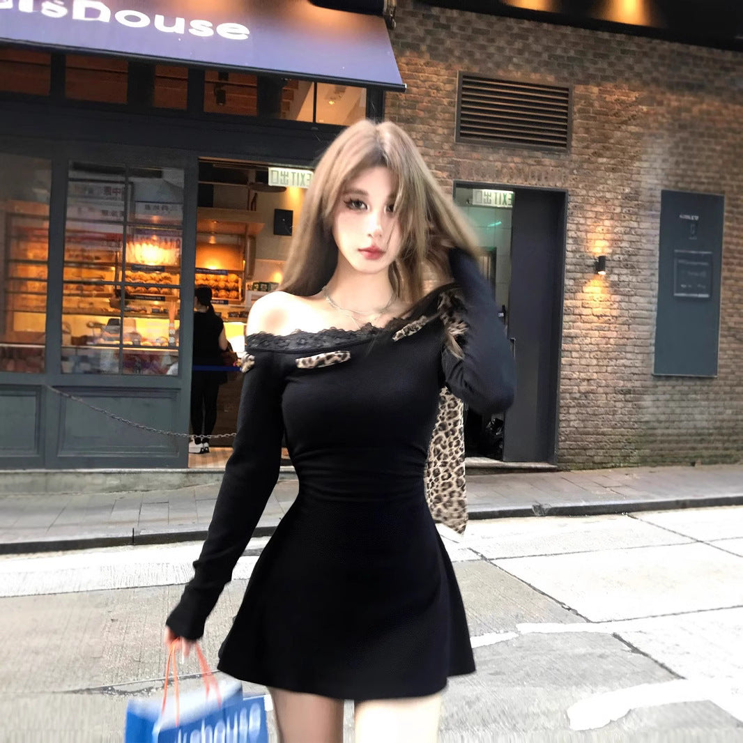 تنورة سوداء رفيعة مكشوفة الأكتاف من American Girl Hot Girl