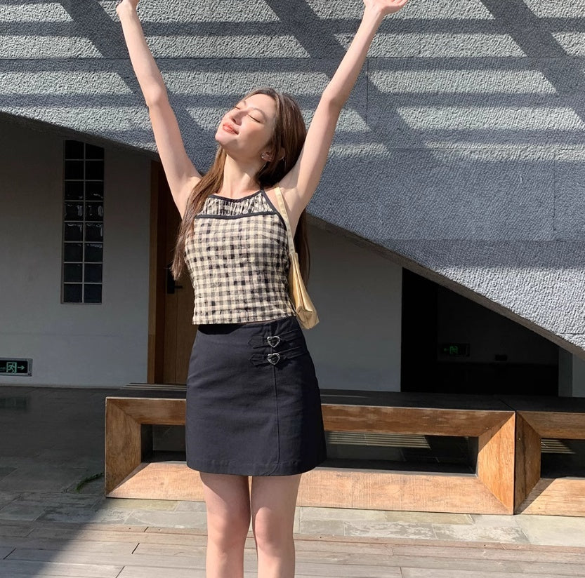سترة صيفية جديدة بقصّة Slim Fit وأشرطة رفيعة ونقشة مربعات مقسمة