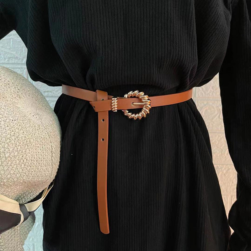حزام صغير أنيق للسيدات مزود بإبزيم منسوج وحزام رفيع
