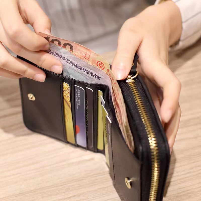 محفظة نسائية صغيرة بسيطة منقوشة بفتحات متعددة للبطاقات