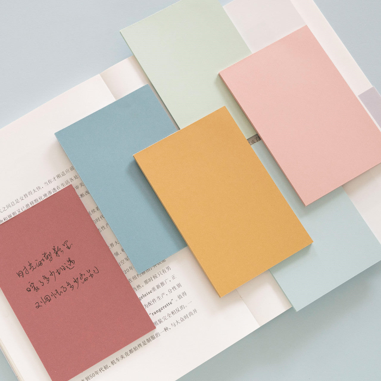 ملاحظات ملونة من Post-it Notes، ورق ملاحظات إبداعي، ملصقات ذاتية اللصق، شريط علامات، شبكة حمراء كبيرة