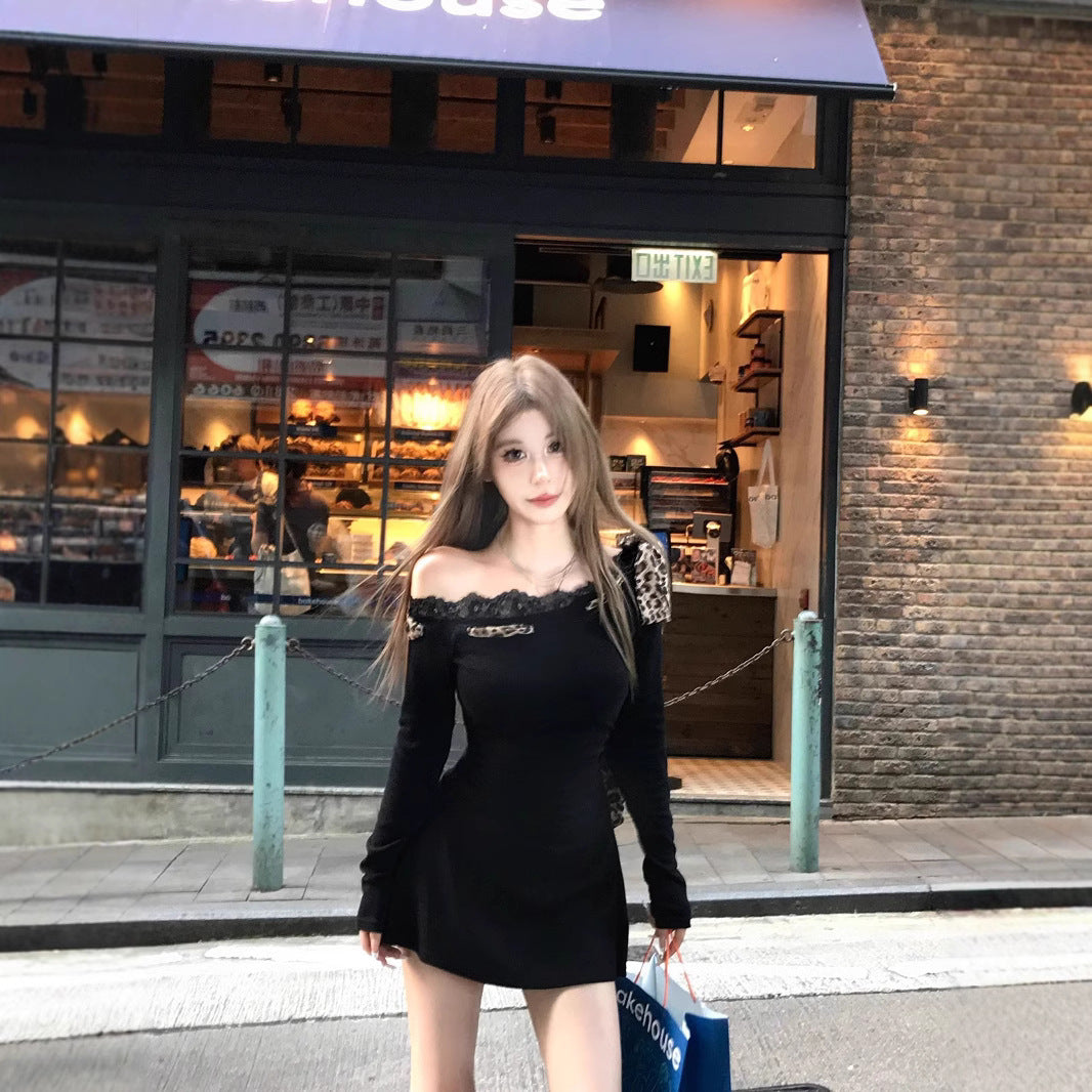 تنورة سوداء رفيعة مكشوفة الأكتاف من American Girl Hot Girl