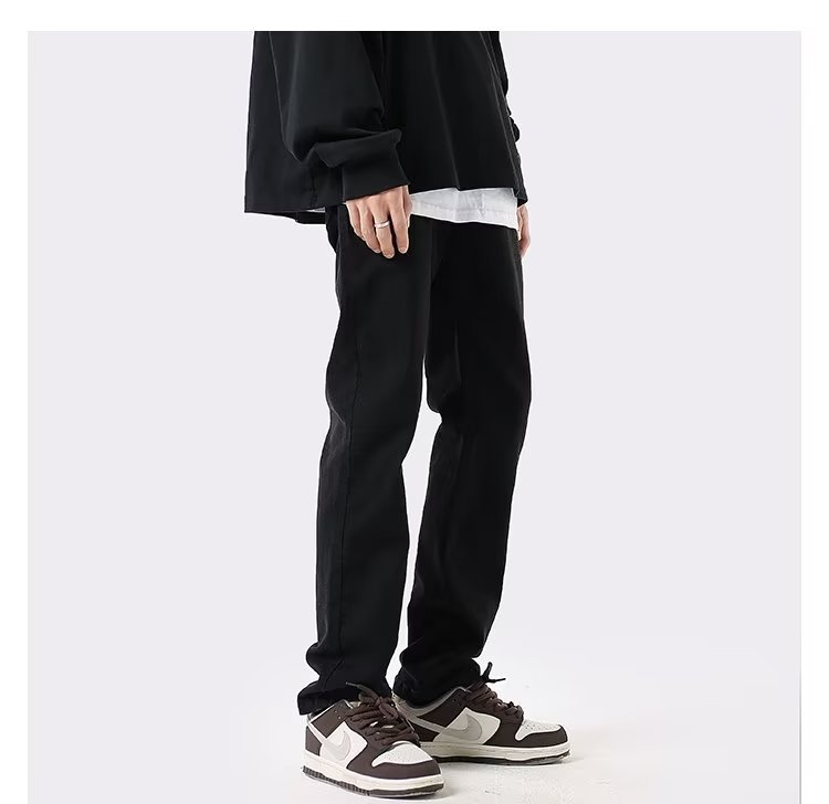 بنطلون جينز رجالي مستقيم بقصّة Slim-fit باللون الأسود
