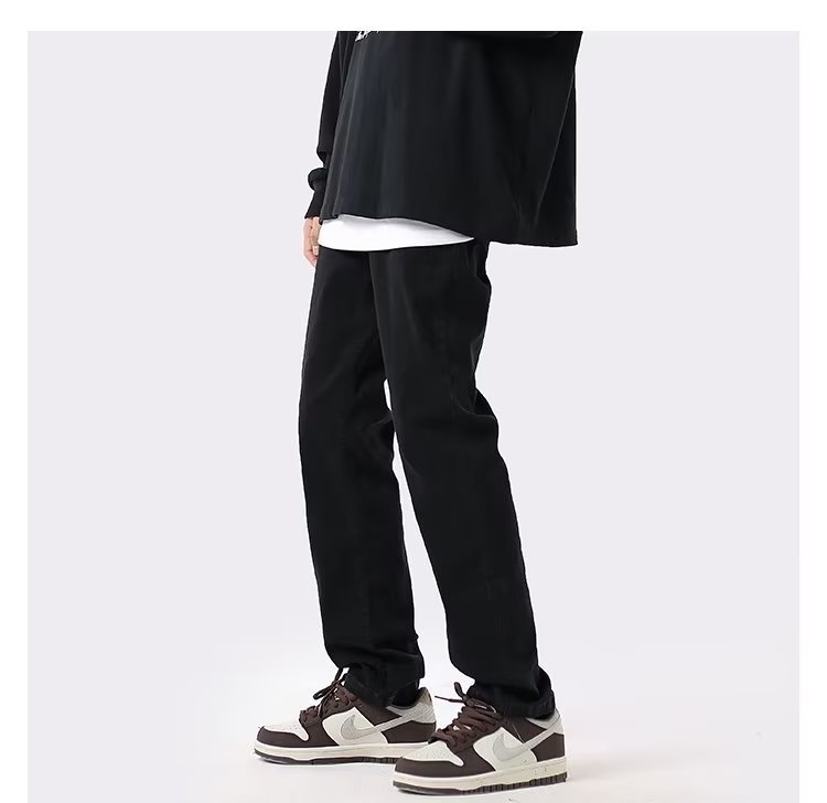 بنطلون جينز رجالي مستقيم بقصّة Slim-fit باللون الأسود