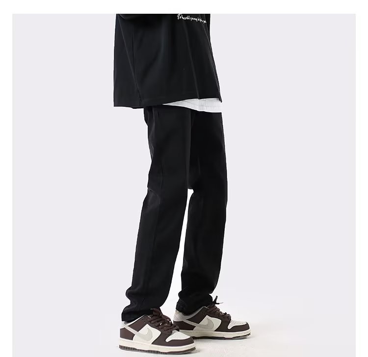 بنطلون جينز رجالي مستقيم بقصّة Slim-fit باللون الأسود