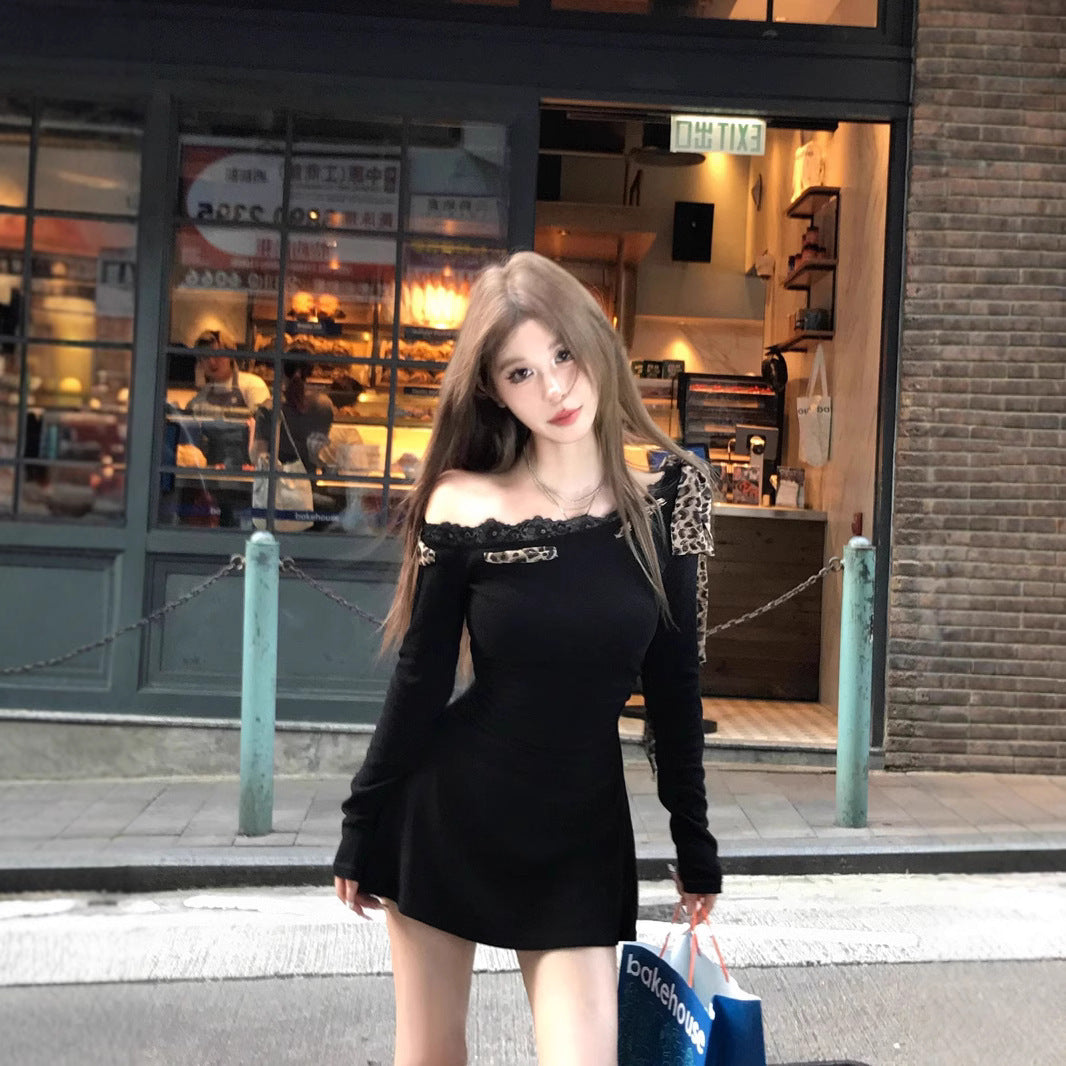 تنورة سوداء رفيعة مكشوفة الأكتاف من American Girl Hot Girl