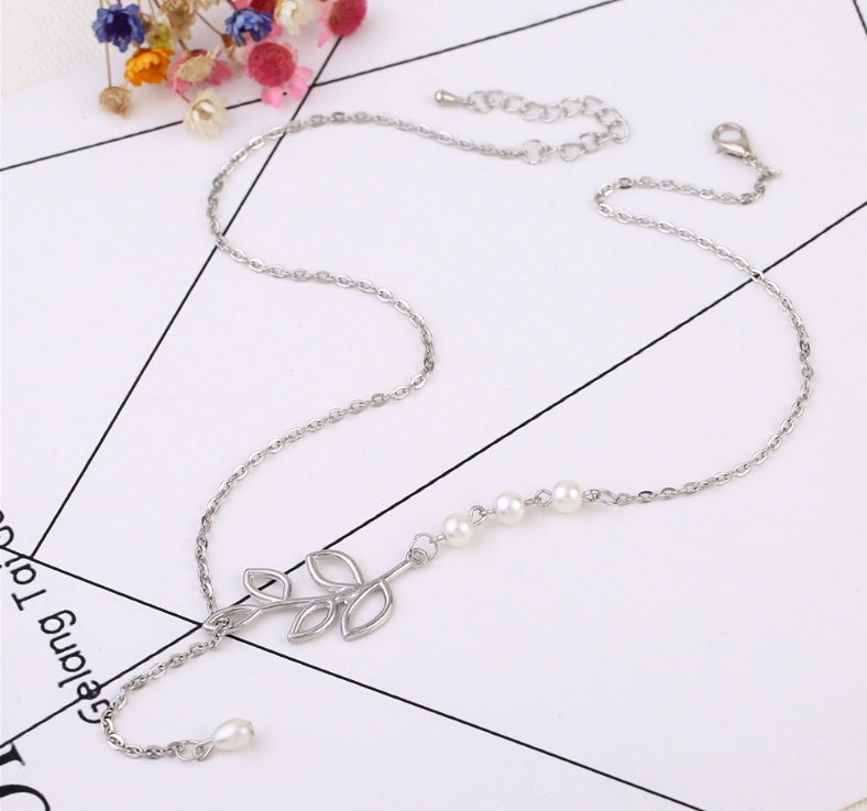 Leaf pearl drop clavicle chain