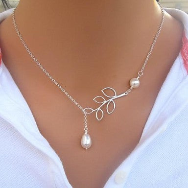 Leaf pearl drop clavicle chain