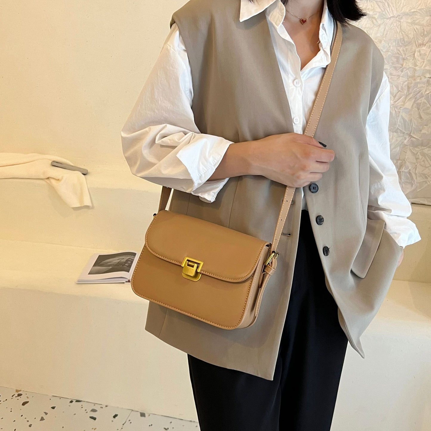 Elegant Women's Simple Messenger Bag