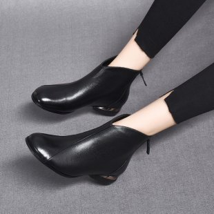 Women's Autumn Winter Retro Round Head Soft Leather Low Heel Martin Boots