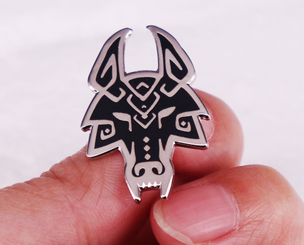 Nordic Retro Wolf Head Badge Brooch